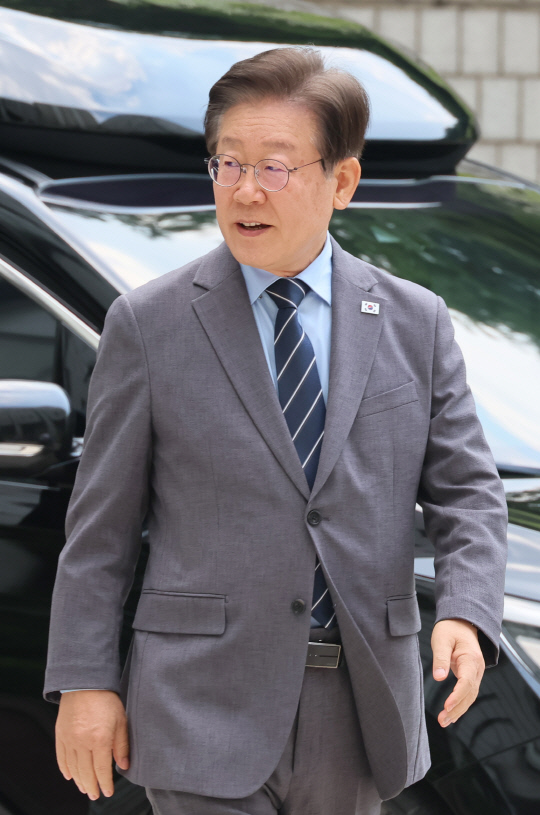 이재명 전 더불어민주당 전 대표가 28일 오후 서울 서초구 서울중앙지방법원에서 열리는 공직선거법 위반 1심 속행 공판에 출석하기 위해 법정으로 향하고 있다.<연합뉴스>